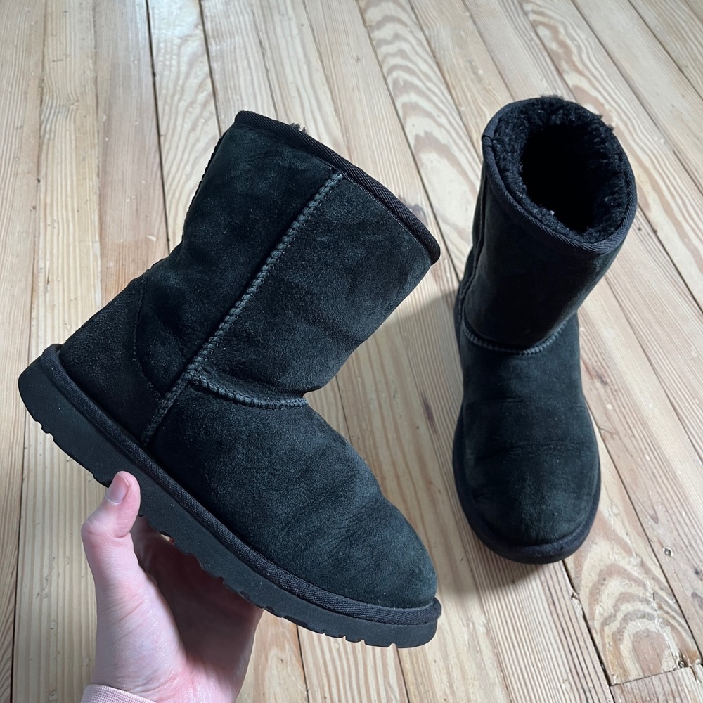 UGG Classic Short Boots Kids Size 4 Black Suede Shearling Lined Winter Shoes